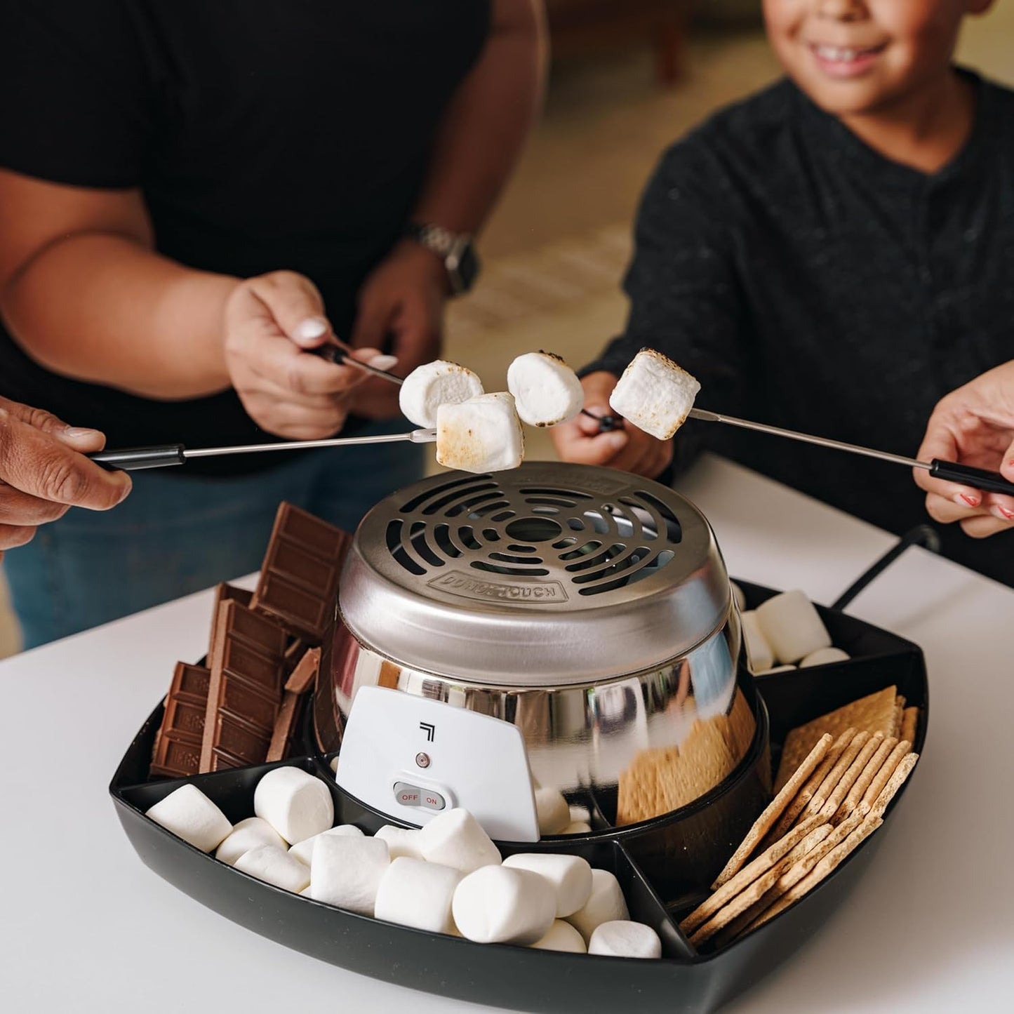 photo of family using smores maker
[additional_image_link]