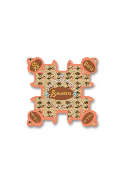 A decorative, irregularly shaped thread card featuring a central circular label reading 'Sajou' surrounded by small floral motifs and orange border details, placed on a white background.
Photo by Sajou.fr [additional_image_link]