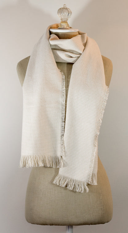 A beige houndstooth flannel scarf displayed on a mannequin, fringed on all sides.
Photo by TheSurgeonsKnots.com [additional_image_link]